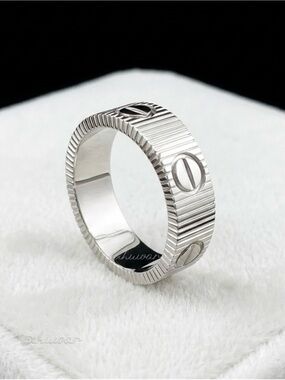 18K White Gold Plated LOVE Ring Ribbed Screw Motif Band Size 7